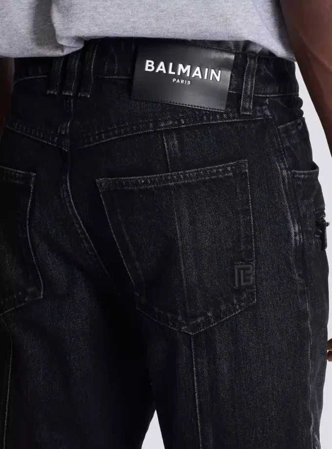 Bikerjeans aus schwarzem Vintage-Denim Bikerjeans aus schwarzem Vintage-Denim