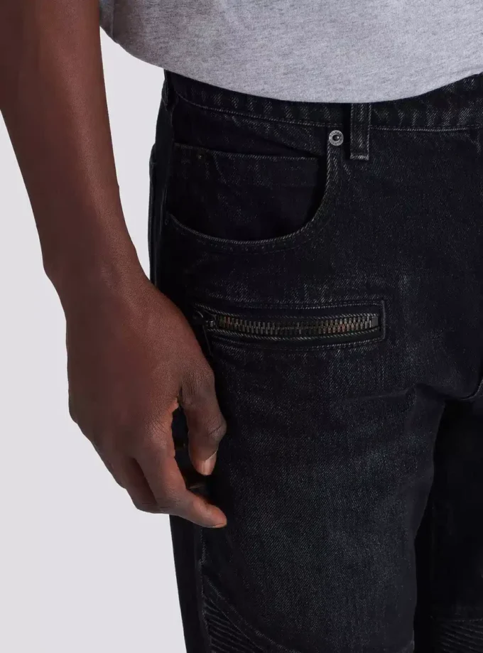 Bikerjeans aus schwarzem Vintage-Denim Bikerjeans aus schwarzem Vintage-Denim
