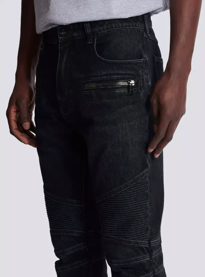 Bikerjeans aus schwarzem Vintage-Denim Bikerjeans aus schwarzem Vintage-Denim