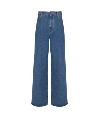 Blaue Jeans mit weitem Bein