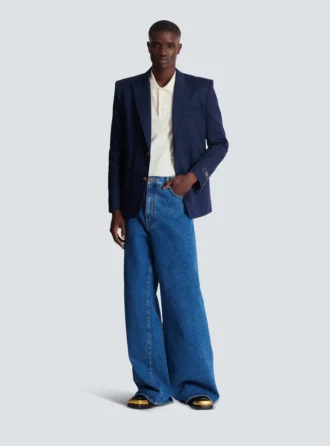 Blaue Jeans mit weitem Bein
