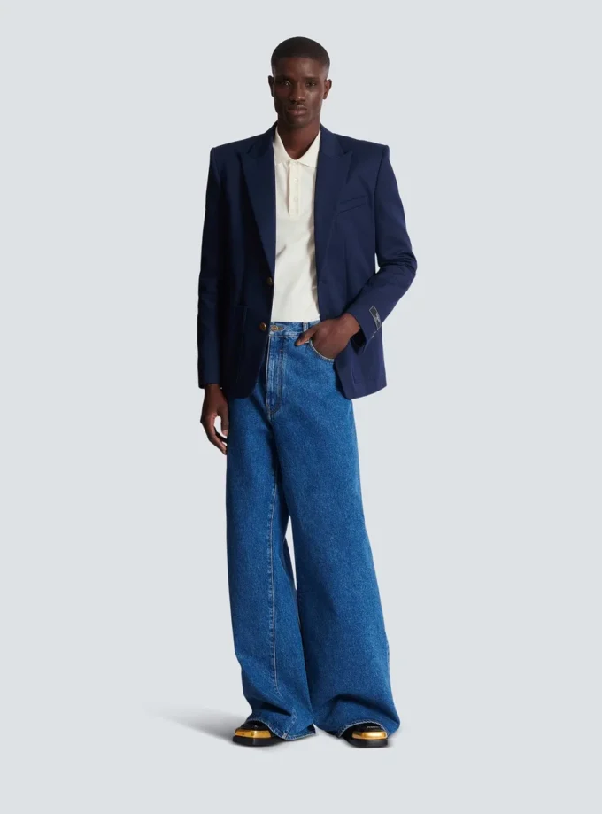 Blaue Jeans mit weitem Bein Blaue Jeans mit weitem Bein