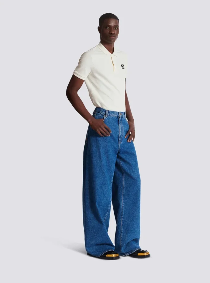 Blaue Jeans mit weitem Bein Blaue Jeans mit weitem Bein