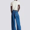 Blaue Jeans mit weitem Bein Blaue Jeans mit weitem Bein