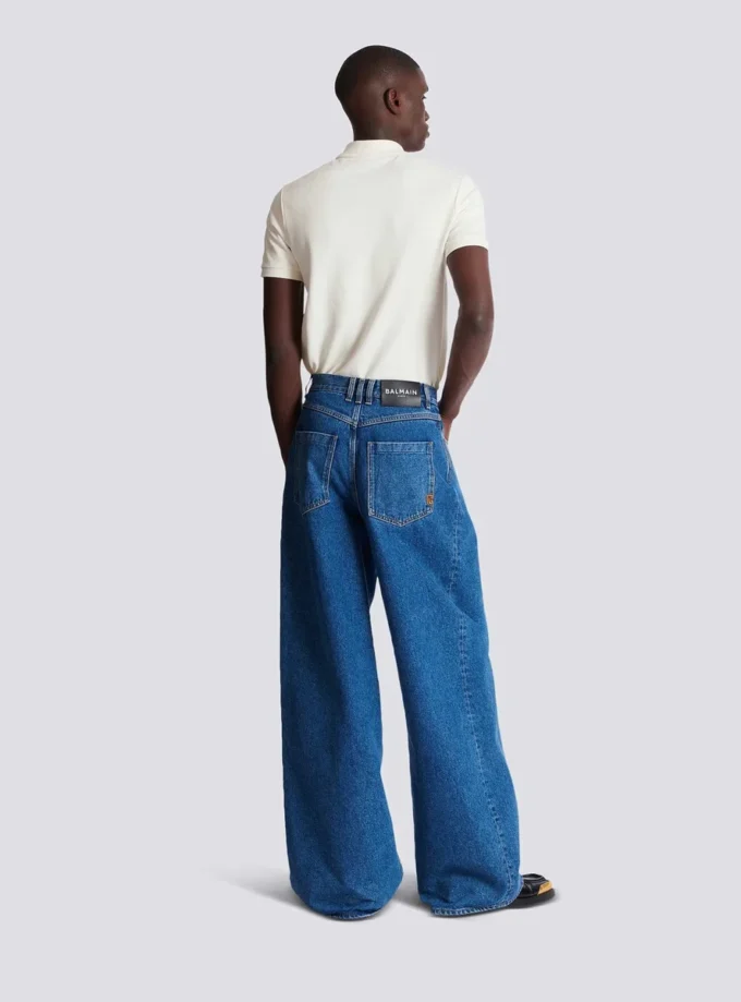 Blaue Jeans mit weitem Bein Blaue Jeans mit weitem Bein