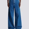 Blaue Jeans mit weitem Bein Blaue Jeans mit weitem Bein