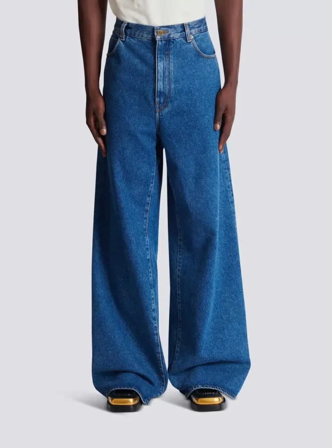 Blaue Jeans mit weitem Bein Blaue Jeans mit weitem Bein