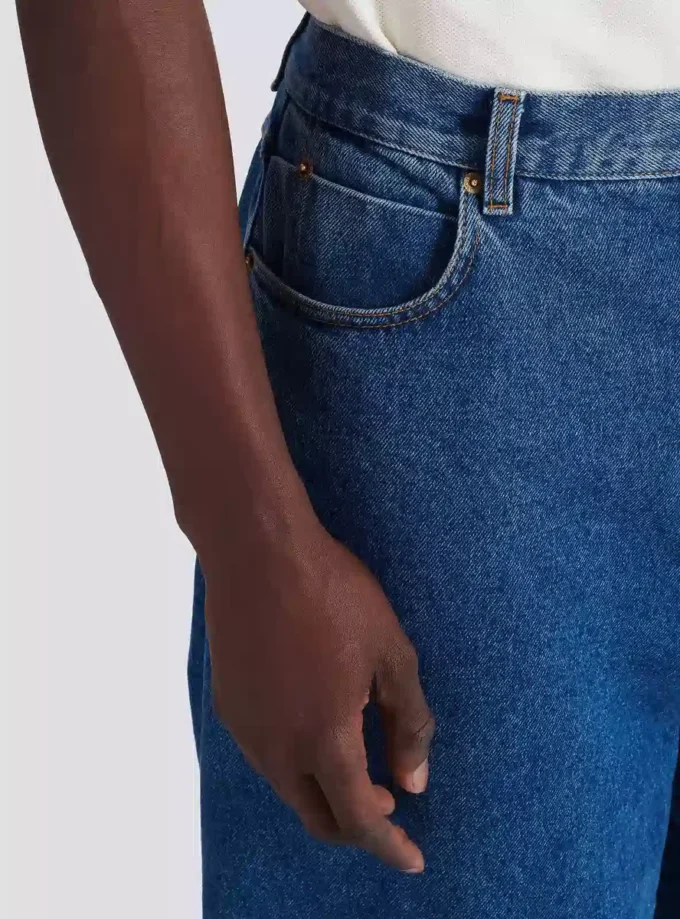 Blaue Jeans mit weitem Bein Blaue Jeans mit weitem Bein