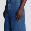 Blaue Jeans mit weitem Bein Blaue Jeans mit weitem Bein