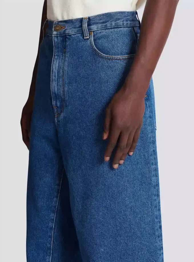 Blaue Jeans mit weitem Bein Blaue Jeans mit weitem Bein