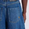 Blaue Jeans mit weitem Bein Blaue Jeans mit weitem Bein