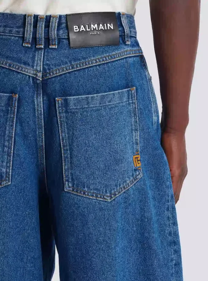 Blaue Jeans mit weitem Bein Blaue Jeans mit weitem Bein