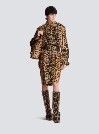Bomberjacke aus Leder im Ponyfell-Stil mit Leopardenmuster