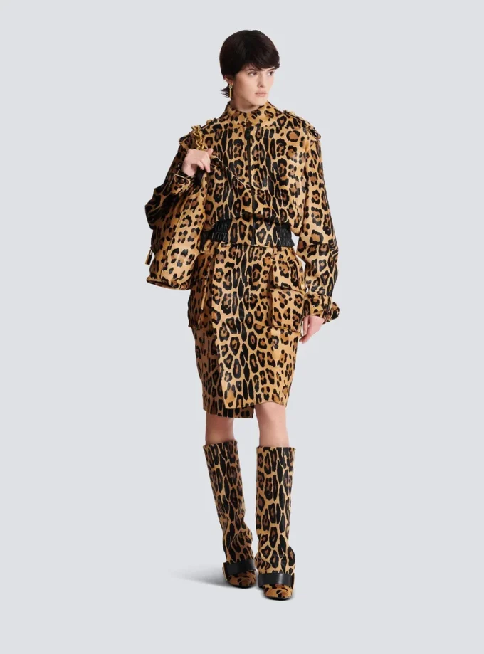 Bomberjacke aus Leder im Ponyfell-Stil mit Leopardenmuster Bomberjacke aus Leder im Ponyfell-Stil mit Leopardenmuster