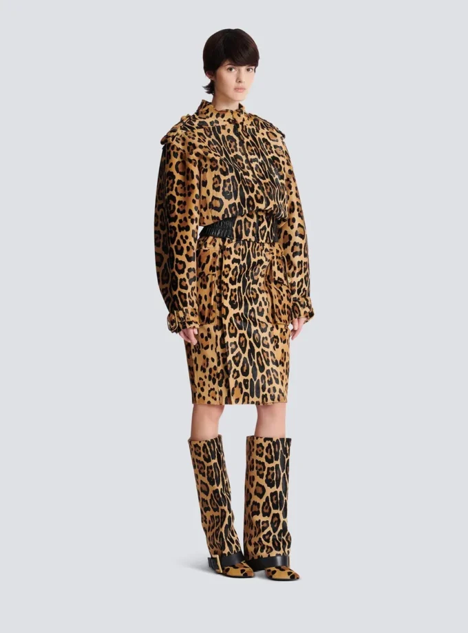 Bomberjacke aus Leder im Ponyfell-Stil mit Leopardenmuster Bomberjacke aus Leder im Ponyfell-Stil mit Leopardenmuster