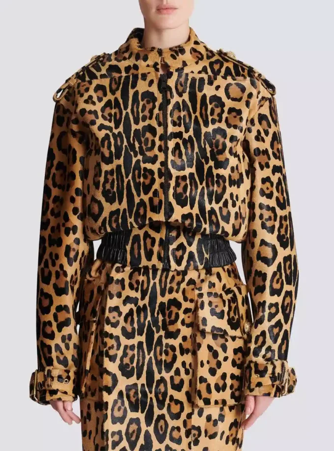 Bomberjacke aus Leder im Ponyfell-Stil mit Leopardenmuster Bomberjacke aus Leder im Ponyfell-Stil mit Leopardenmuster