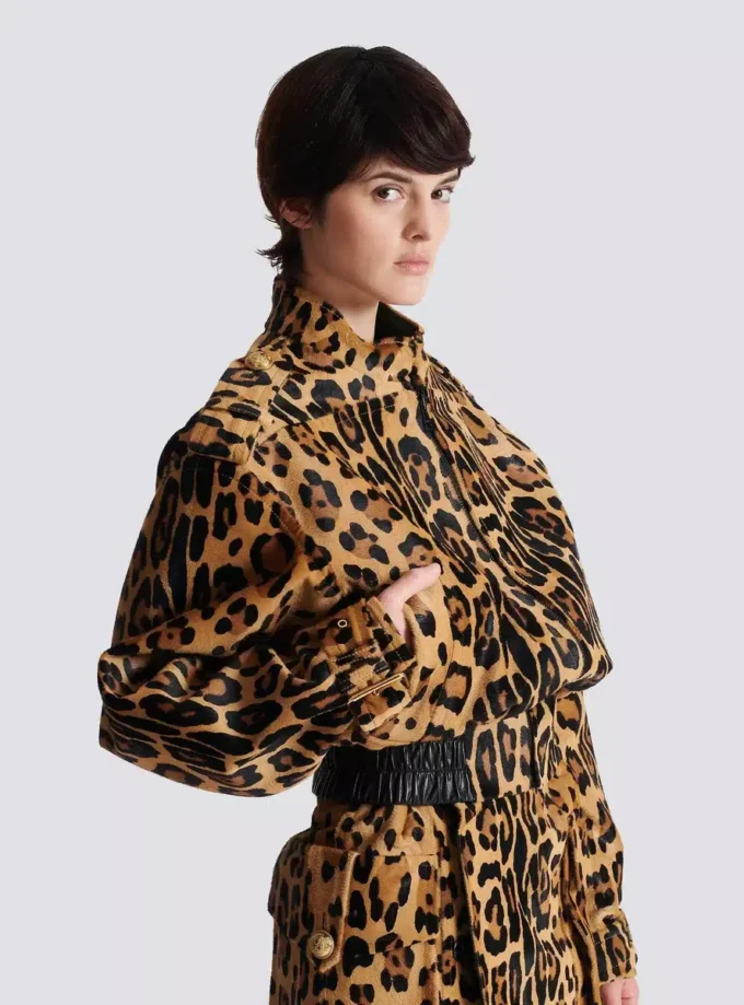 Bomberjacke aus Leder im Ponyfell-Stil mit Leopardenmuster Bomberjacke aus Leder im Ponyfell-Stil mit Leopardenmuster
