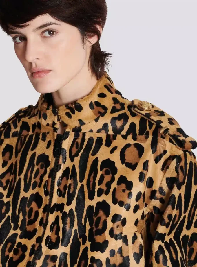 Bomberjacke aus Leder im Ponyfell-Stil mit Leopardenmuster Bomberjacke aus Leder im Ponyfell-Stil mit Leopardenmuster