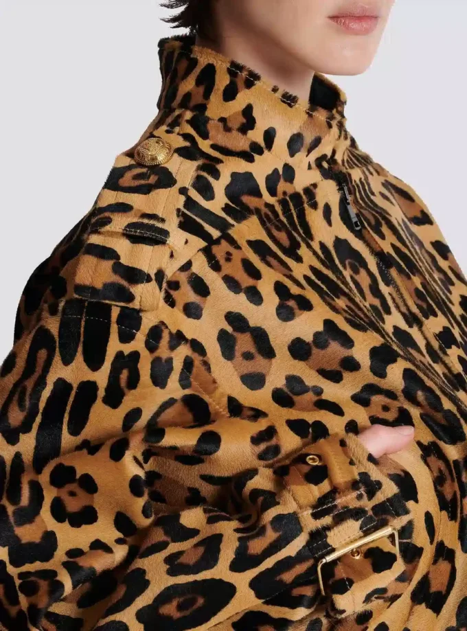 Bomberjacke aus Leder im Ponyfell-Stil mit Leopardenmuster Bomberjacke aus Leder im Ponyfell-Stil mit Leopardenmuster