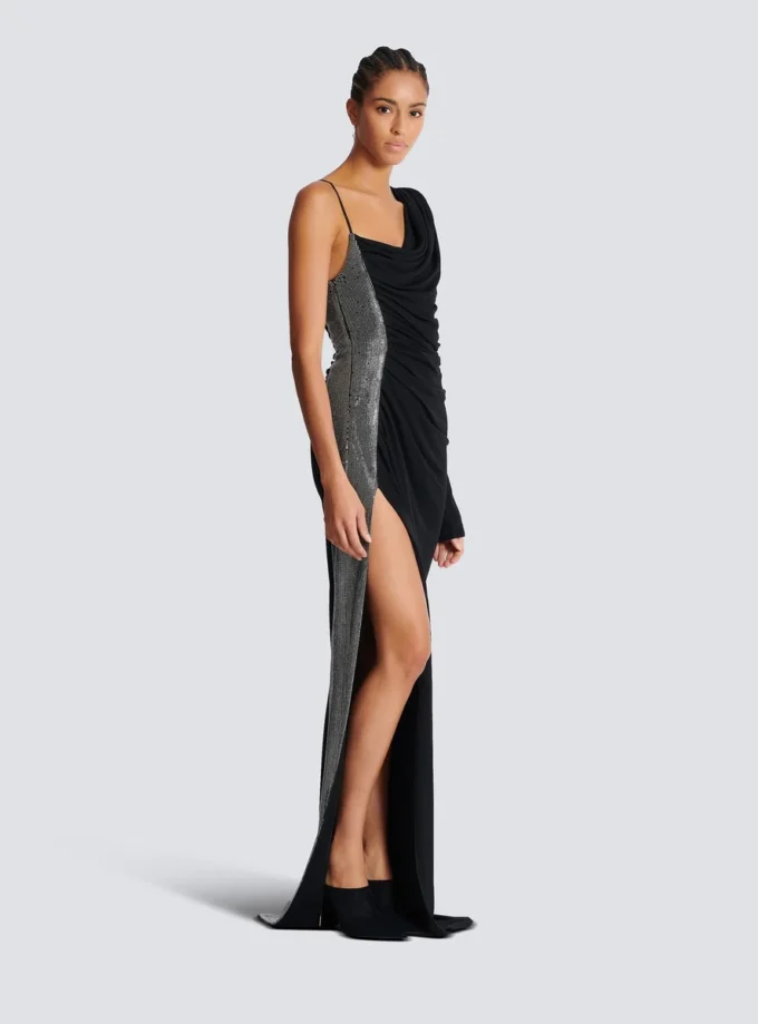 Drapiertes, asymmetrisches Kleid aus zwei Materialien Drapiertes, asymmetrisches Kleid aus zwei Materialien