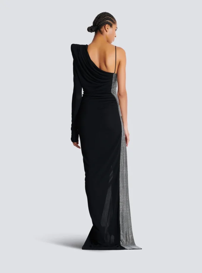 Drapiertes, asymmetrisches Kleid aus zwei Materialien Drapiertes, asymmetrisches Kleid aus zwei Materialien