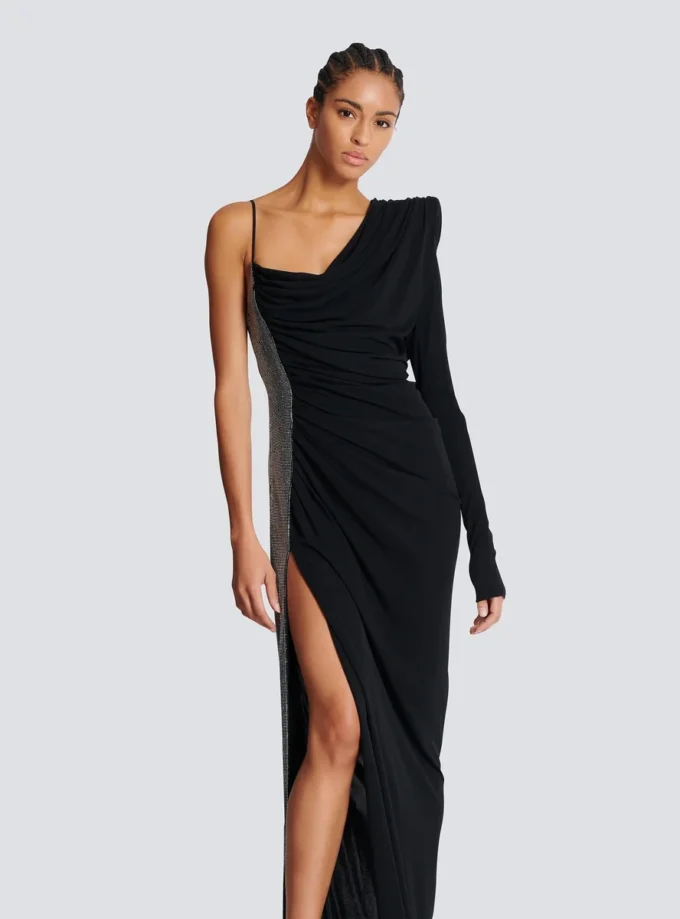 Drapiertes, asymmetrisches Kleid aus zwei Materialien Drapiertes, asymmetrisches Kleid aus zwei Materialien