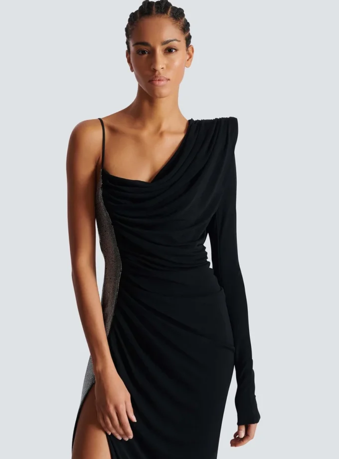 Drapiertes, asymmetrisches Kleid aus zwei Materialien Drapiertes, asymmetrisches Kleid aus zwei Materialien