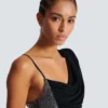 Drapiertes, asymmetrisches Kleid aus zwei Materialien Drapiertes, asymmetrisches Kleid aus zwei Materialien