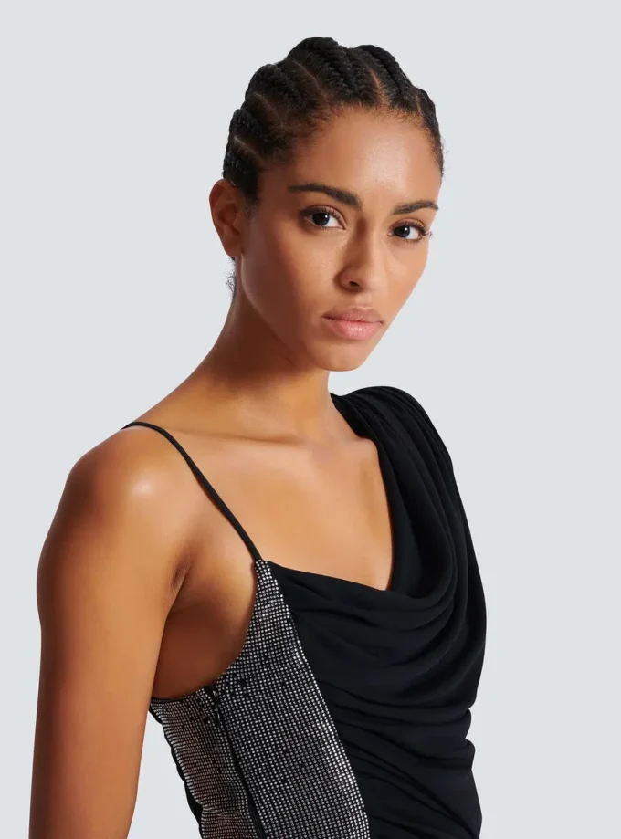 Drapiertes, asymmetrisches Kleid aus zwei Materialien Drapiertes, asymmetrisches Kleid aus zwei Materialien