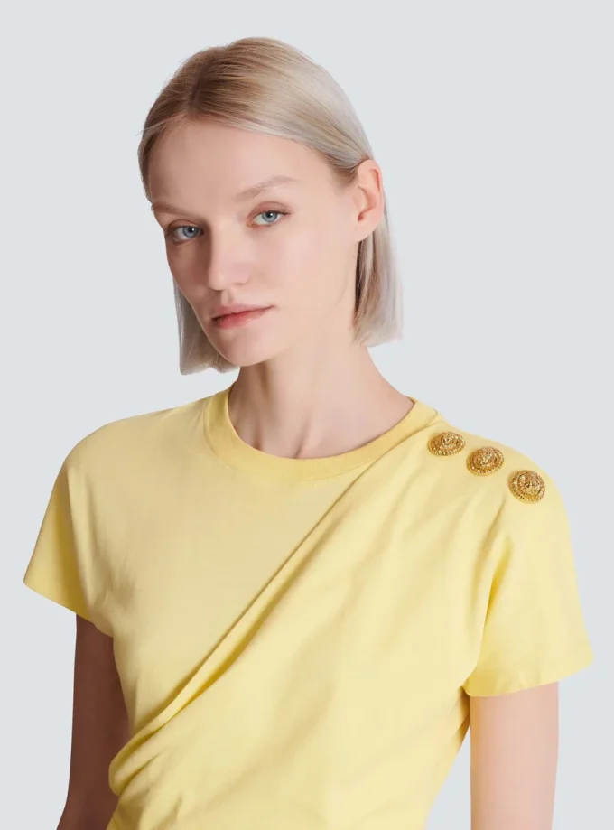 Drapiertes T-Shirt mit Knöpfen Drapiertes T-Shirt mit Knöpfen