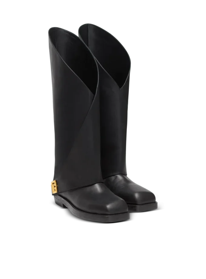 Flache Lederstiefel mit Twist Flache Lederstiefel mit Twist