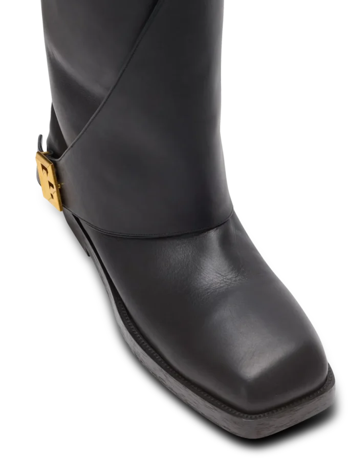 Flache Lederstiefel mit Twist Flache Lederstiefel mit Twist
