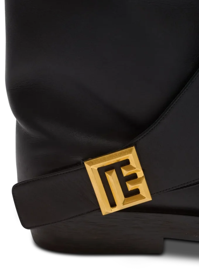 Flache Lederstiefel mit Twist Flache Lederstiefel mit Twist