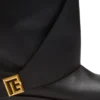 Flache Lederstiefel mit Twist Flache Lederstiefel mit Twist