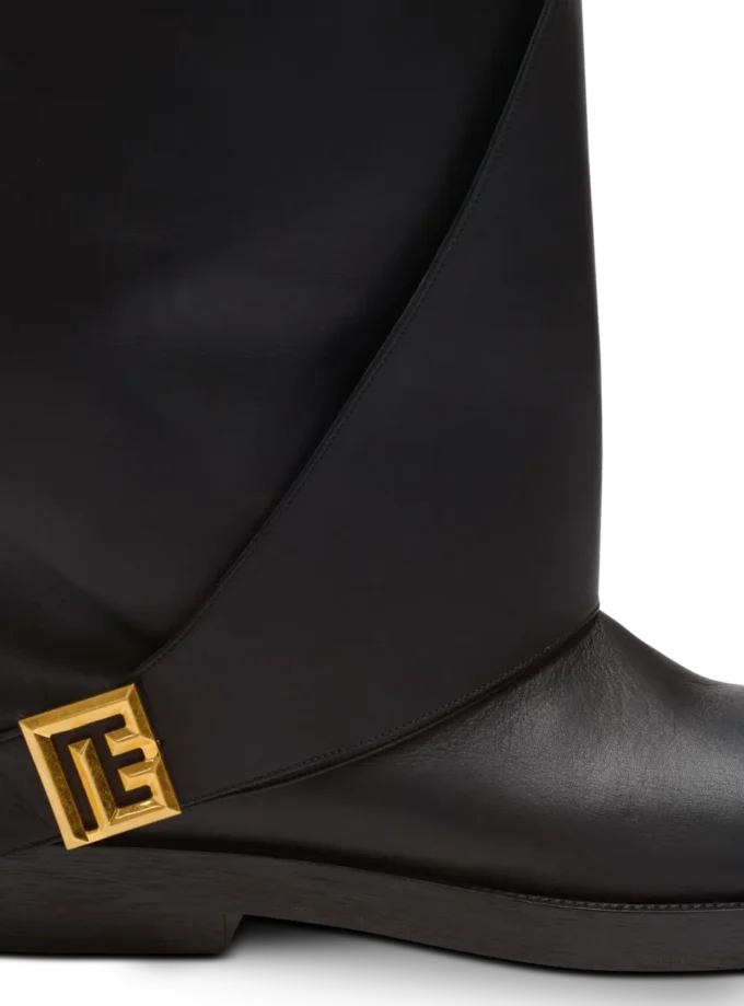 Flache Lederstiefel mit Twist Flache Lederstiefel mit Twist