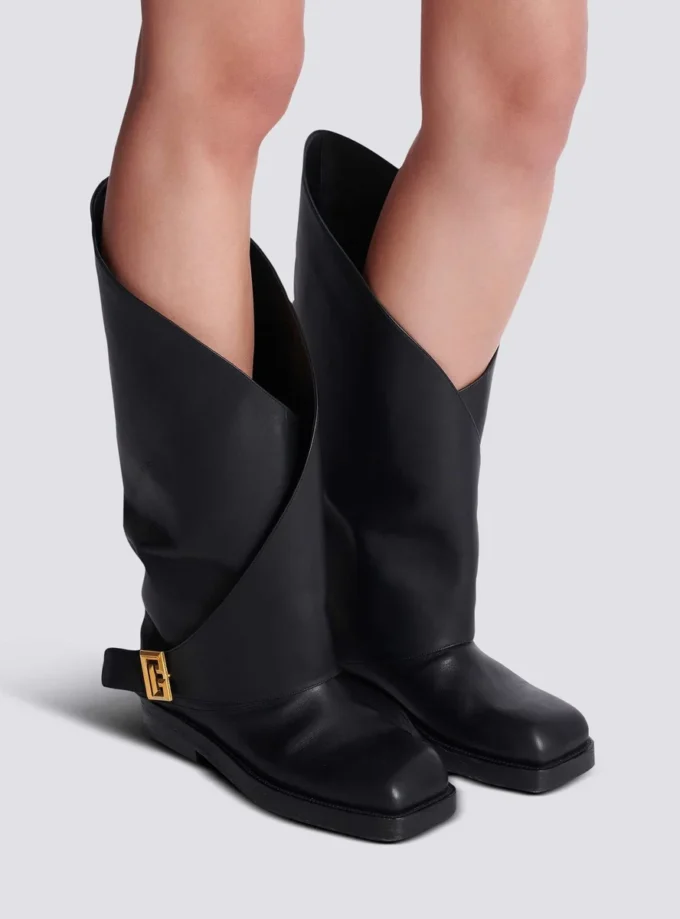 Flache Lederstiefel mit Twist Flache Lederstiefel mit Twist