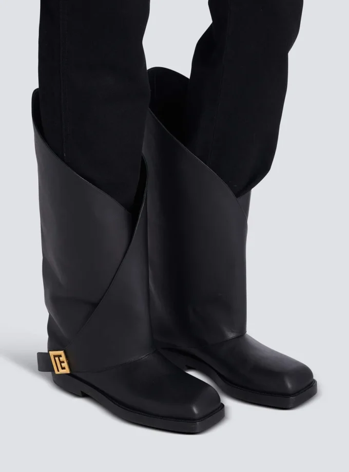 Flache Lederstiefel mit Twist Flache Lederstiefel mit Twist