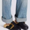 Flache Mules aus Leder und Kunstfell Flache Mules aus Leder und Kunstfell