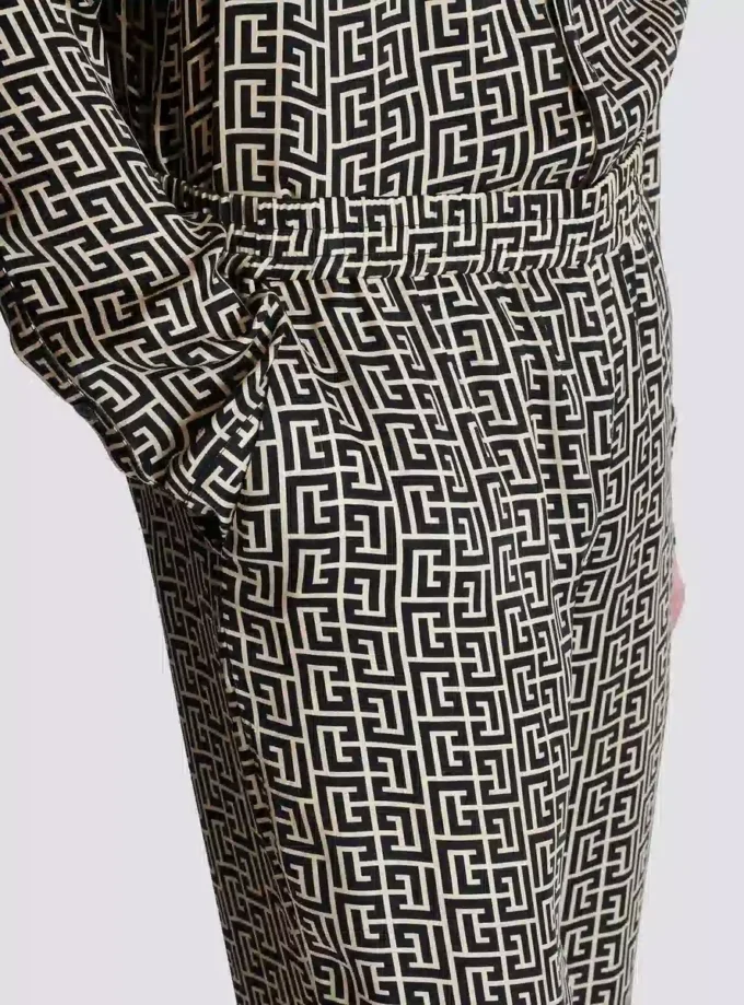 Fließende Hose mit Monogramm