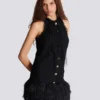 Fließendes Kleid aus Spitze und Federn Fließendes Kleid aus Spitze und Federn