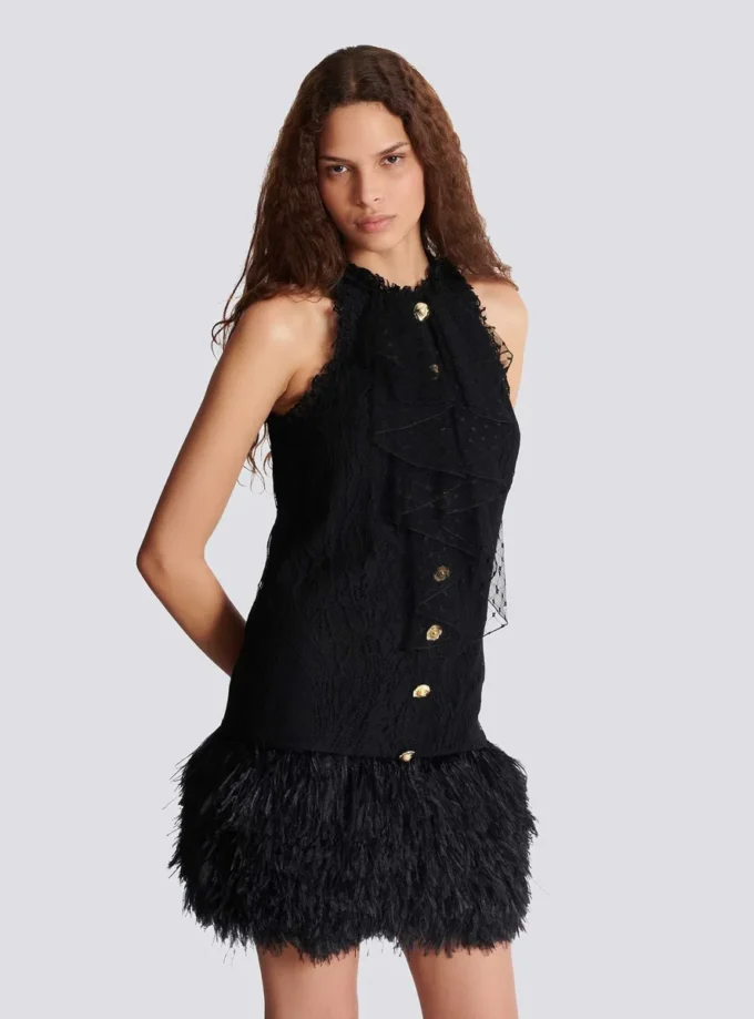 Fließendes Kleid aus Spitze und Federn Fließendes Kleid aus Spitze und Federn