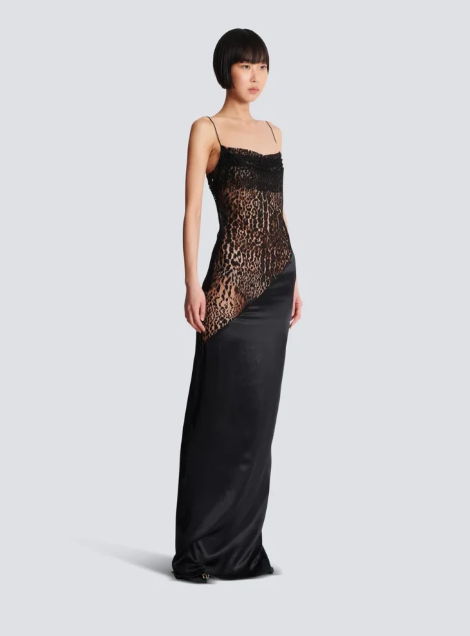Fließendes Kleid mit Spaghettiträgern Fließendes Kleid mit Spaghettiträgern
