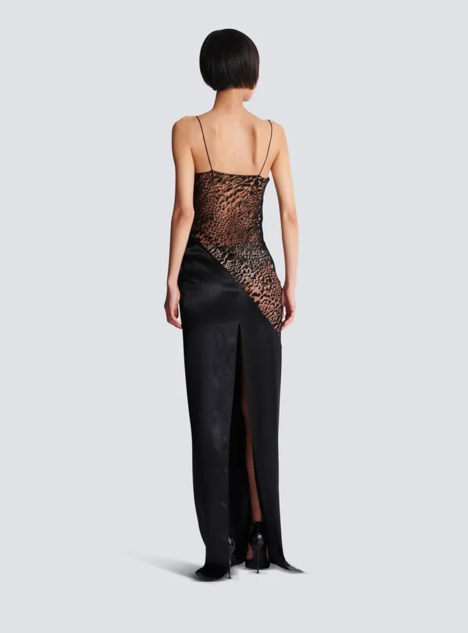 Fließendes Kleid mit Spaghettiträgern Fließendes Kleid mit Spaghettiträgern
