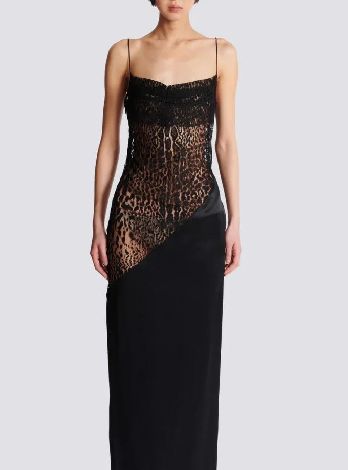Fließendes Kleid mit Spaghettiträgern Fließendes Kleid mit Spaghettiträgern