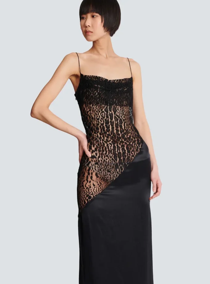 Fließendes Kleid mit Spaghettiträgern Fließendes Kleid mit Spaghettiträgern