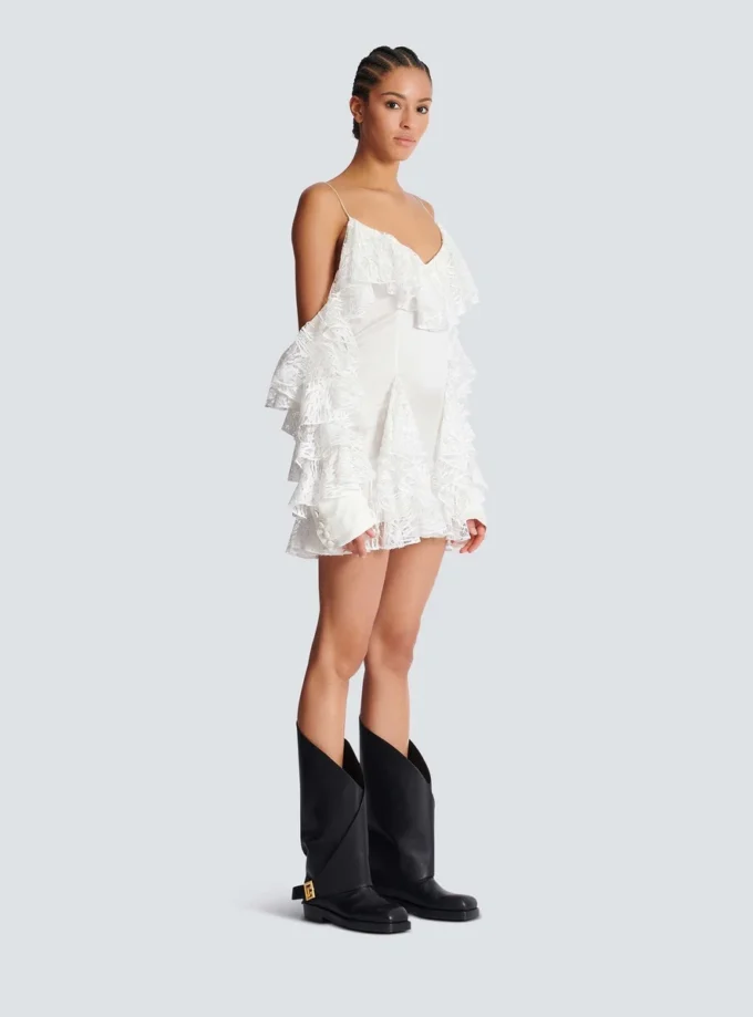 Fließendes Kleid mit Spitzenrüschen Fließendes Kleid mit Spitzenrüschen