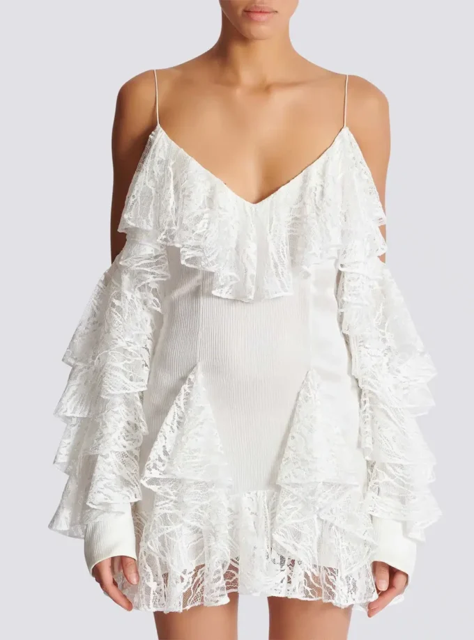 Fließendes Kleid mit Spitzenrüschen Fließendes Kleid mit Spitzenrüschen