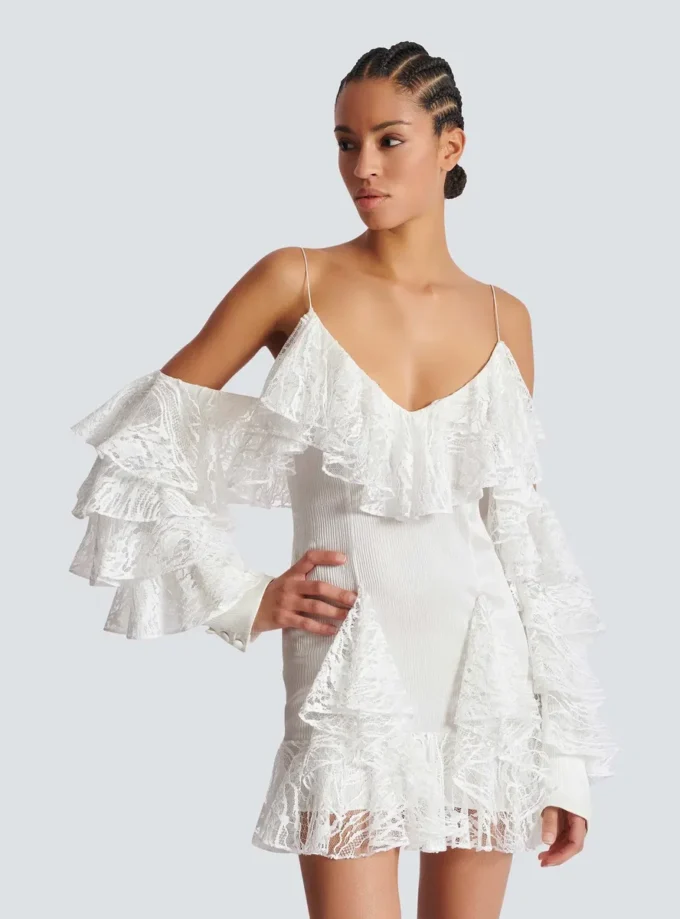 Fließendes Kleid mit Spitzenrüschen Fließendes Kleid mit Spitzenrüschen