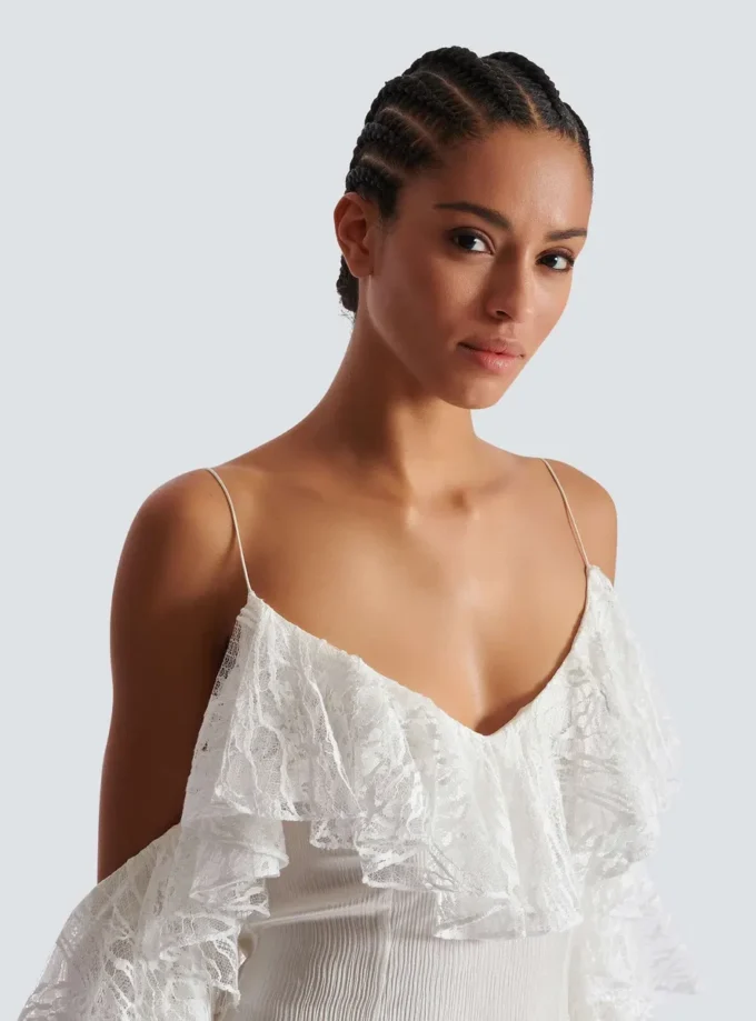 Fließendes Kleid mit Spitzenrüschen Fließendes Kleid mit Spitzenrüschen