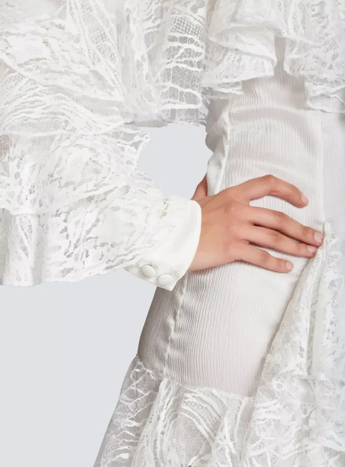 Fließendes Kleid mit Spitzenrüschen Fließendes Kleid mit Spitzenrüschen
